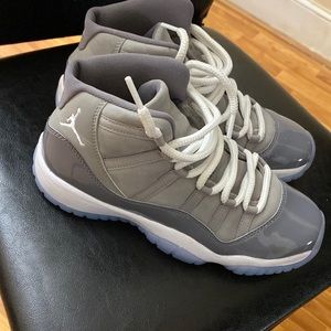 Cool greys size 6.5. In good condition worn 3x. Mom gpt them from flight club.